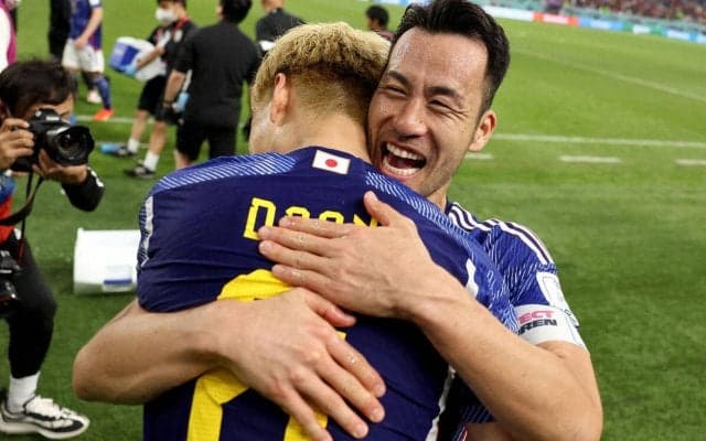 「知り合いの幅広すぎ」笑福亭鶴瓶さんと日本代表選手の豪華ショットに反響！人気アーティストも同席した会食にファンも驚き「なんちゅう組み合わせ！」