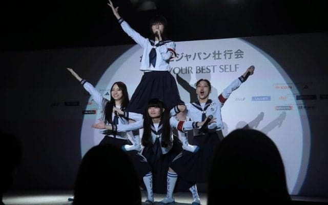 「めっちゃ良い写真」「みんなではみ出していく」圧巻パフォーマンス＆ソックス交換で魅せた新しい学校のリーダーズがなでしこジャパンと笑顔で“はみ出す”「なんて素晴らしい！」