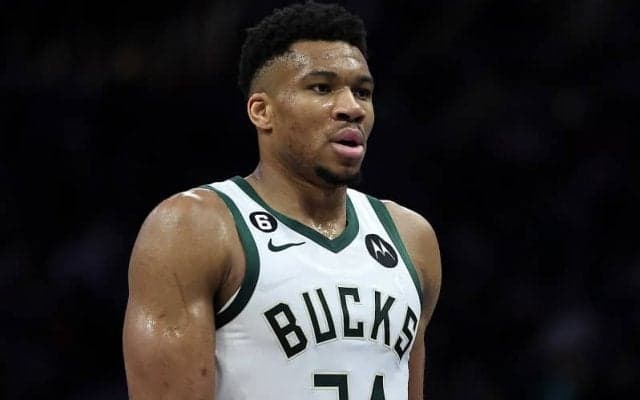 バックスのアデトクンボが左ヒザを手術…開幕は間に合う見込みも、ワールドカップは微妙