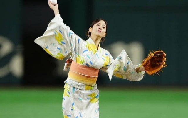 浴衣姿の女子アナが…豪快モーションにドーム騒然　季節感満点“涼しげ”ストライク