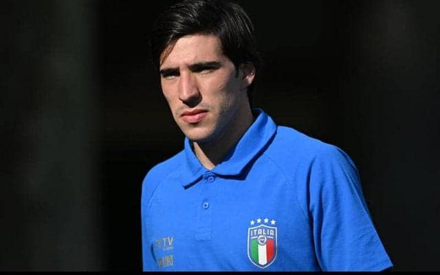 気遣いの塊！ニューカッスル移籍のトナーリ、到着時の彼女の服装がいきなりファンの心を掴む「もう好きになった」