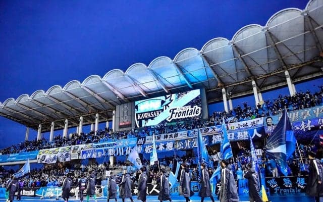 「この3人で写真なんてたまらねえ!!」川崎J1初昇格の原動力となったOB集合にファン感激！「俺の青春御三方」「佐原センター似合いすぎる」などの声