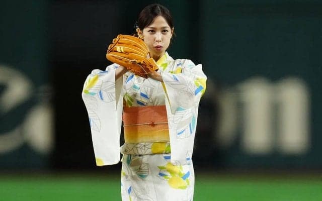 豪快投球の後に“サッサッ”　忘れぬ敬意…浴衣姿の女子アナが「好感持てるね」