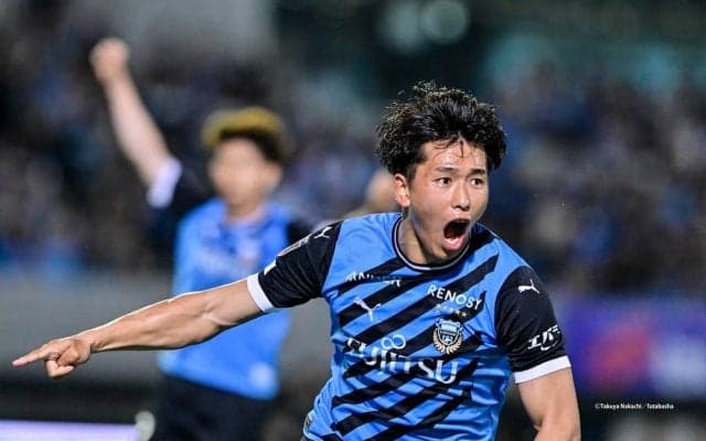 「等々力がサーキット場になってる」J1川崎のJリーグ試合会場を「フォーミュラカー」が爆走！ まさかの光景に、「これがフロンターレのイベントだよ！」とファン興奮