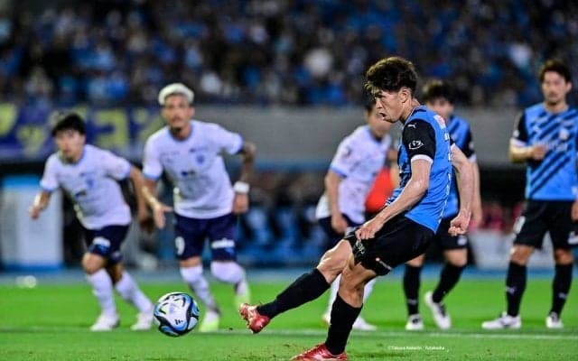 「やっぱオーラありますね」J1川崎の試合会場で近藤真彦がPK沈める！ 故・西城秀樹氏の代わりに『YOUNG MAN (Y.M.C.A.)』のダンスを披露し、「幸せな時間」とファン興奮