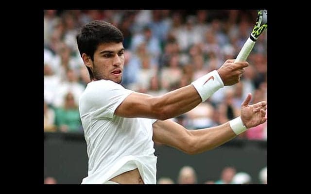  ミスショットを審判がキャッチ 