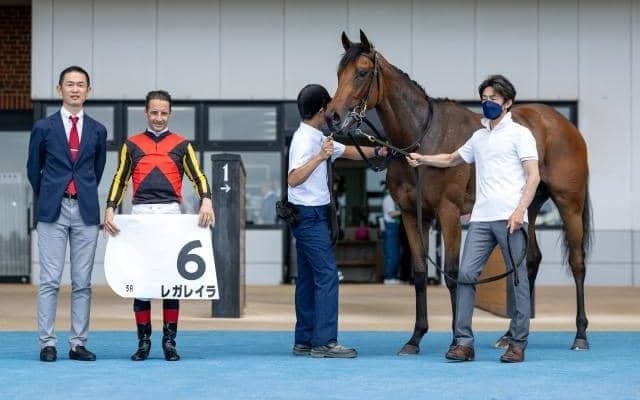 【函館5R新馬戦結果】牝馬のレガレイラが鋭く差し切りV 白毛のカルパは3着