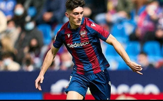 バレンシアがレバンテ生え抜きMFペペルを獲得！