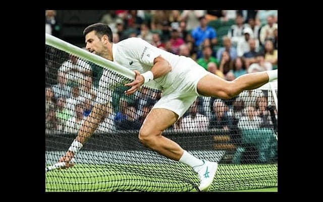  ジョコ 勢い余ってネットに 