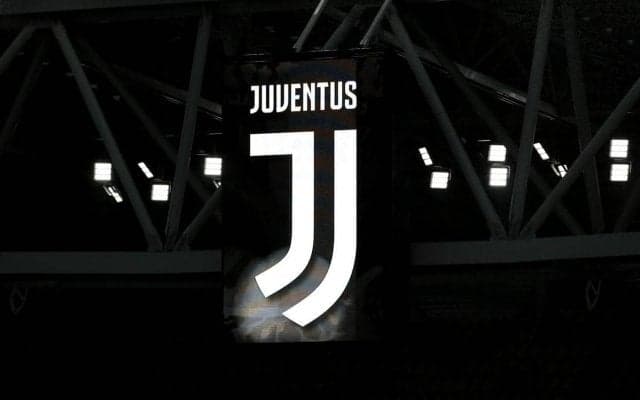 「可愛い路線」「美しい！」ユベントスが新アウェイユニフォームを発表！ 白ベースにグレーとピンクでアルプスの山を表現…モデルには注文「そのために雇った？」