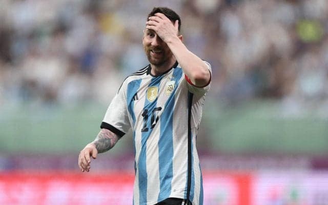 ベッカム共同オーナー自らお手伝い！？マイアミにメッシの巨大壁画が完成！出来栄えを妻ヴィクトリアさんも絶賛「なかなかのアーティストね」