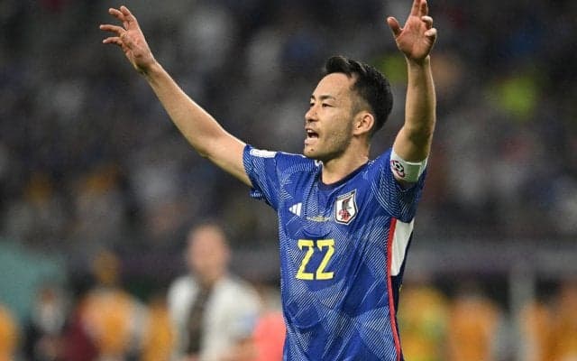 「すご！」「ビックリした」J2残留争い中の栃木に衝撃的な“謎の練習生”、“無職”の吉田麻也出現にファンも驚愕「黄色似合ってる！」「永住してくれ」