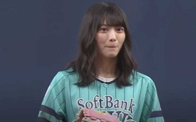 ぴょこぴょこ歩きが「天使すぎる」　黒髪なびかせ“ちょい照れ”投球が「死ぬほど可愛い」