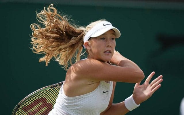 16歳アンドレーワ、重要な場面でラケットを叩きつけたとして警告「投げるつもりはなかった」。試合後は主審と握手交わさず[ウィンブルドン]