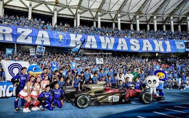 「めっちゃ迫力あるーー！」川崎の試合でピッチ横を走ったフォーミュラカーの「ドライバー目線映像」にファン驚愕！「サッカーの試合よね？笑」と確認の声も