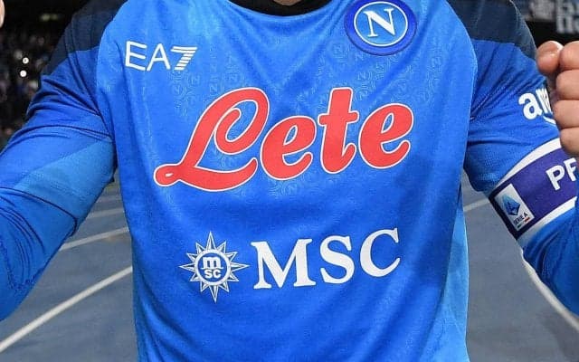 「アルマーニはずるい」「かっこよすぎる」ナポリが『EA7』の新ユニフォームを発表！お値段は少々高めも「ゴージャス」