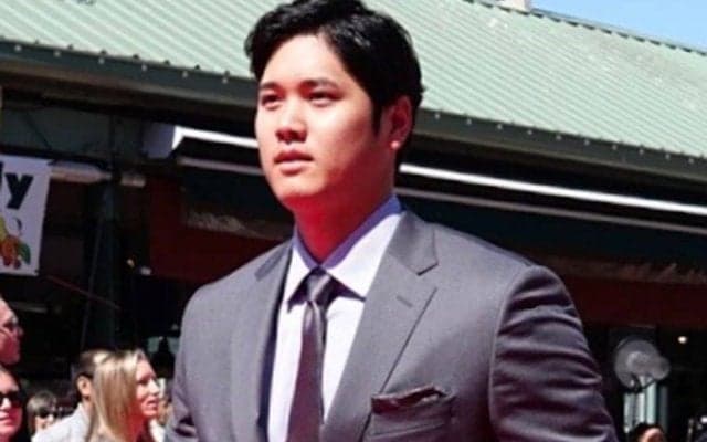 【MLB】「あぁかっこいい」スーツで際立つ“驚愕スタイル”　大谷翔平の“腕組み”に驚きの声