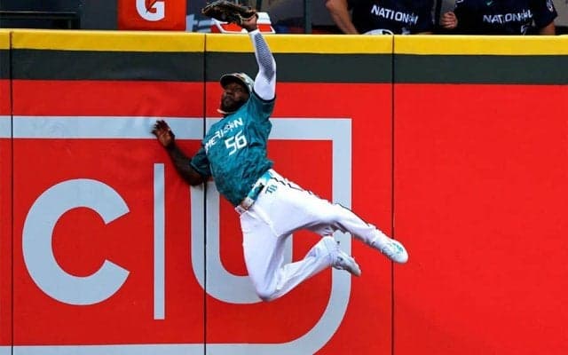 【MLB】球宴でも“アロサレーナポーズ”飛び出す　ア・リーグが好守2連発…場内大喝采