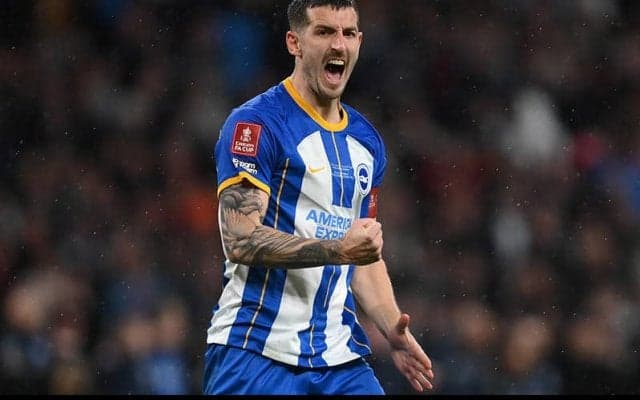 ブライトンが主将ダンクと2026年までの契約延長を発表！　デ・ゼルビ監督も「キャプテン万歳！」と喜び