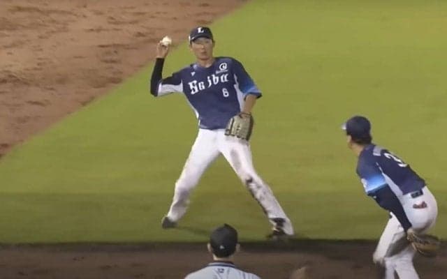 三塁の背後に突如登場「異次元すぎる」　全アウト奪った“守護神”源田にファン衝撃