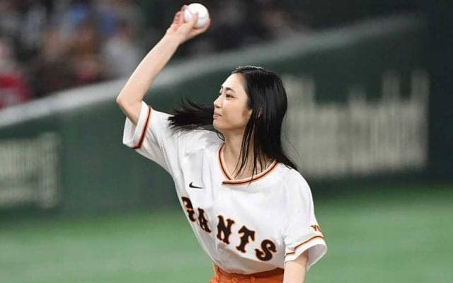 朝ドラ女優が黒髪なびかせ豪快投球　一塁側逸れ“あちゃー”も…満開笑顔に場内拍手