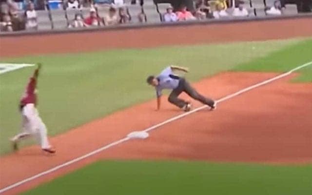 審判の“空中神回避”が「素晴らしい反射神経」　即復帰で平然判定「ステップすごい」