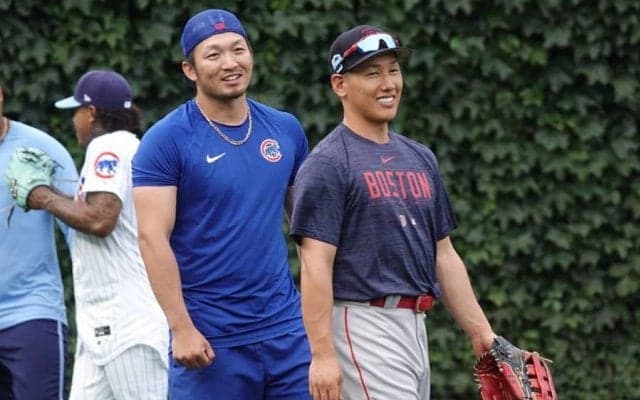 【MLB】鈴木誠也、先輩・吉田正尚に走って挨拶　グラウンド上で再会→笑顔のハグで談笑