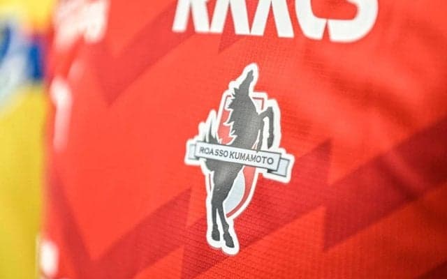 「思ったより激しく心配になるレベル」J2熊本の選手たちが大木武監督に激しすぎる祝福！「こんな愛されとる監督おるんかな?」と笑いと喜びが広がる