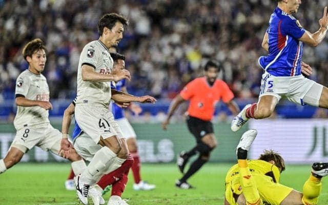 「川口能活降臨してた」横浜FMのGK一森純の右手一本での“PKストップ”がレジェンドGKと瓜二つ！「アジアカップヨルダン戦の川口みてぇなストッピングだったな」の声