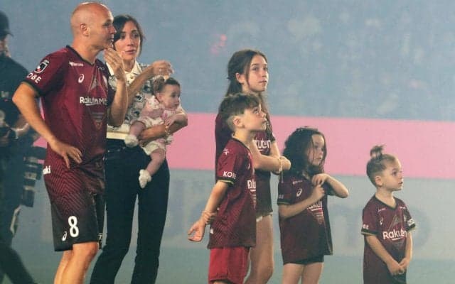 「体めっちゃ仕上がってる」「笑顔が幸せそう」神戸退団から2週間、イニエスタが家族と共にプールを楽しむ姿にファン反応「素晴らしい家族」