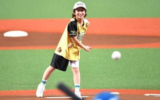元「モー娘。」辻希美がキュートなユニ姿で始球式　悲願達成に笑顔「全身が震えた」