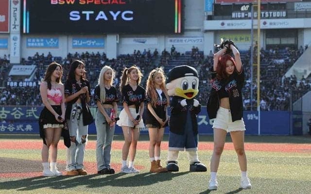 「STAYC」がスペシャルライブ＆始球式　ISAの投球に場内拍手「一生懸命練習しました」