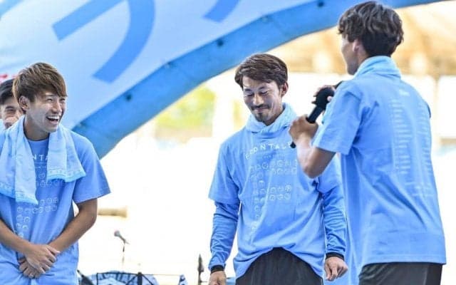 「強心臓すぎるw」J1川崎の高卒ルーキー2人が家長昭博の横浜戦PK失敗をネタに大爆笑さらう！「つかみの挨拶から予想を超えてきました」と先輩いじりの伝統を守ってチームに勢いつける