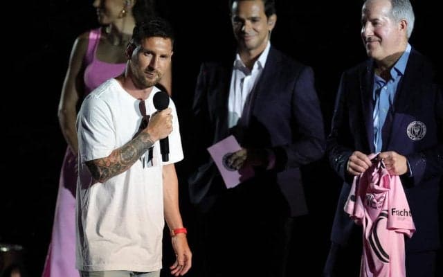 「とても興奮している」アメリカ上陸のメッシ、豪雨でお披露目イベントが2時間遅れもファンの前で意気込む「楽しい時間を過ごせることは間違いな」