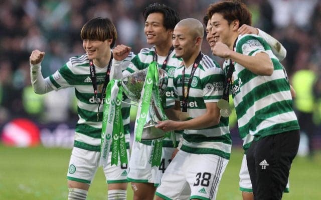 セルティックが来日！ 横浜FM、G大阪と対戦…選手たちも笑顔、日本人選手も揃って到着