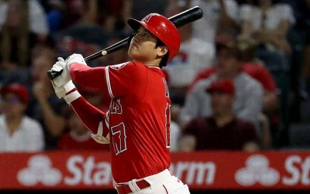 【MLB】大谷翔平、空振り三振で背中叩く仕草　実況も心配「スイングで違和感を覚えたように見えた」