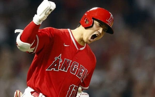 大谷翔平が3試合連続の今季35号同点2ラン！二刀流の“バット投げ”に米識者は「彼の中で最高のベストフリップだ！」