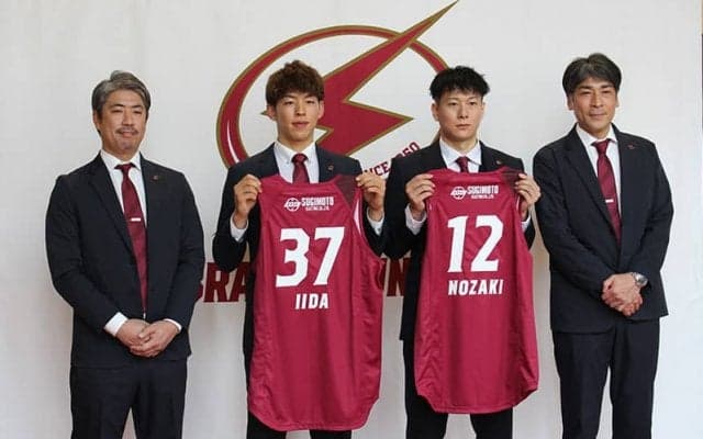 飯田遼と野﨑零也が川崎ブレイブサンダース加入会見に登場…“同級生コンビ”が新天地で3冠目指す