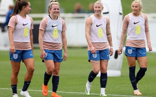 女子W杯優勝候補・イングランドはオフもきっちり！コアラ抱く姿やカンガルーと戯れる様子を公開