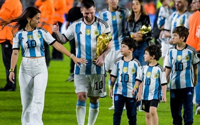 日焼け姿は充足の証？メッシと共に妻・アントネラ・ロクソさんも大歓迎！チームカラーのパンツでお披露目に「日焼け、笑顔、一体感。マイアミを満喫している」