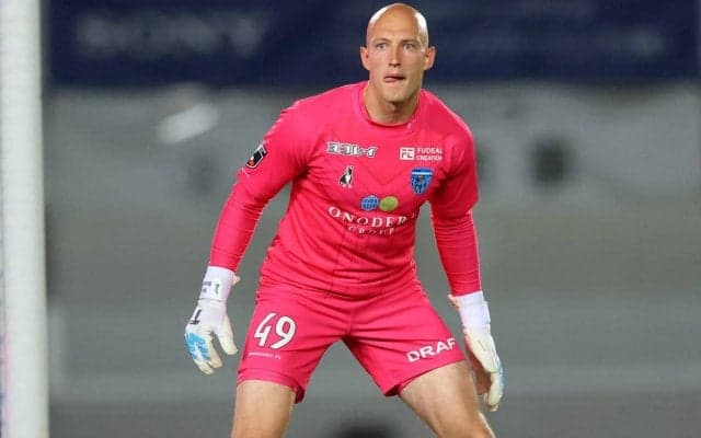 来日3年目、横浜FCの守護神・ブローダーセンが入籍「心臓が動いている限り、彼女を守り大切にする」