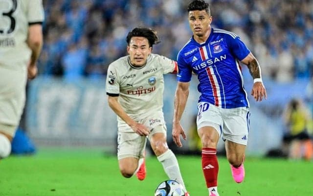 「どうすればこんな狭いところを…」横浜FMのドリブラーが見せた、川崎の選手2人を一気に抜き去る「テクニカル突破映像」に驚きの声！ ダブルタッチを駆使してPAに侵入