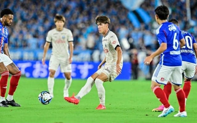 「生で見てたけどマジで凄かった!!」川崎MF瀬古樹が横浜FMの3選手に囲まれても取られない「鬼キープ映像」が大反響！「すごかった」「技術力の高さ」と賛辞止まらず