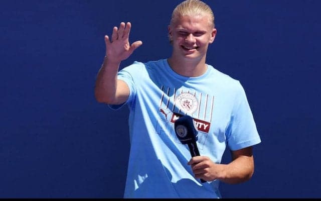 「ハーランドめちゃくちゃ似合う」シティの選手がお揃いの “漢字Tシャツ”を着て来日！「着てるのみたらほしくなる」