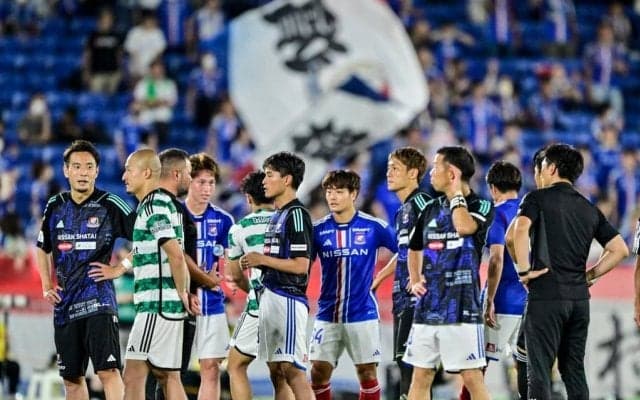 「普通に日本にいる」マンCのハーランドらの日本到着映像公開で、「強者感ヤバいw」など話題沸騰！ 漢字使用のロンTも「似合いすぎる」と注目集める