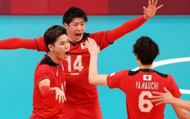 「サムライが翼を切り裂いた！」“史上初”の4強進出を果たしたバレー日本に欧州メディアも驚嘆「正真正銘の実力を証明」