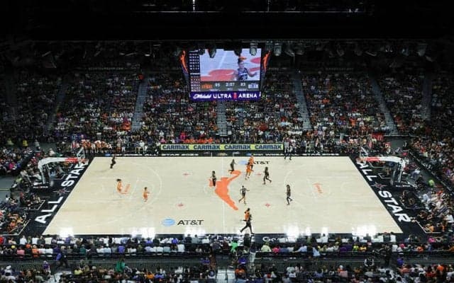 人気YouTuberがコートサイドで爆睡…NBAとWNBAが生涯出禁処分を下す