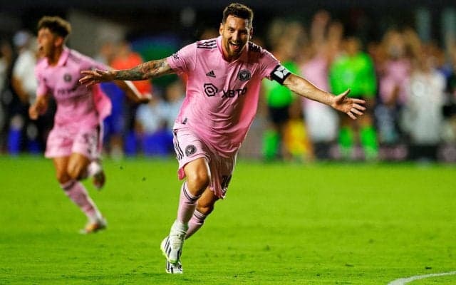 これぞスーパースターの証！ メッシ、デビュー戦の後半ATに完璧FK弾でインテル・マイアミを勝利に導く