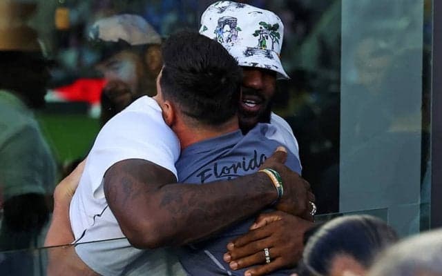 “キング”と“神の子”が熱い抱擁…レブロンがメッシのMLSデビュー戦を観戦