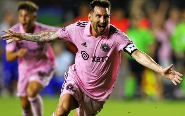 美しきFK決勝弾にベッカムは涙？ メッシの鮮烈米デビューに世界が熱狂「信じられない。まるで映画だ」